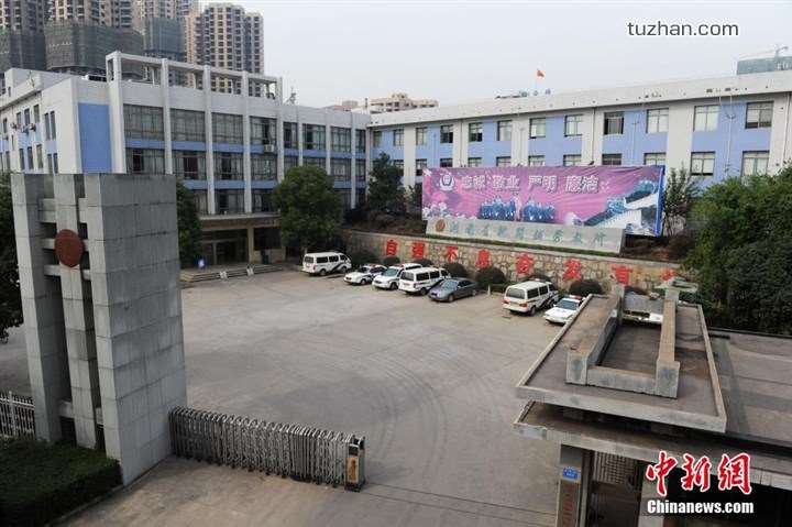 長沙市坪塘勞動教養管理所采購我公司定制生產的11KW二用一備自來水加壓泵站一套，本設備供水范圍為5公里，供水人數為3600人，目前本自來水加壓泵站運行平穩，高效節能，受到了管理所的一致好評！